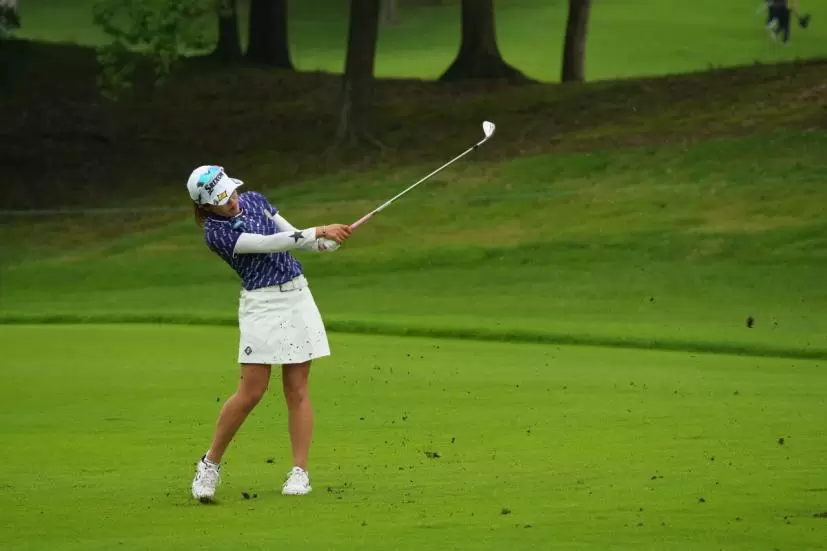 小倉彩愛のウェッジスイング（斜め前方）