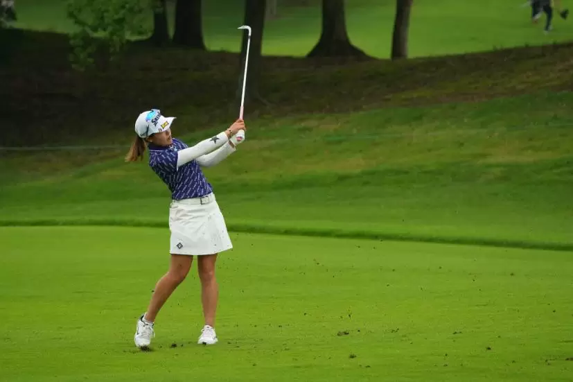 小倉彩愛のウェッジスイング（斜め前方）