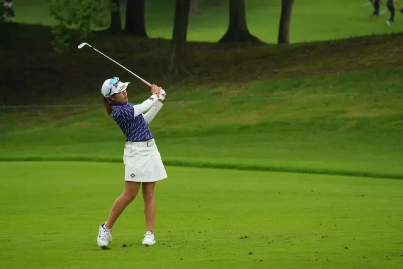 小倉彩愛のウェッジスイング（斜め前方）