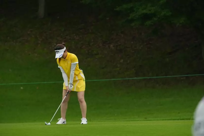 西村優菜のアイアンスイング（斜め前方）