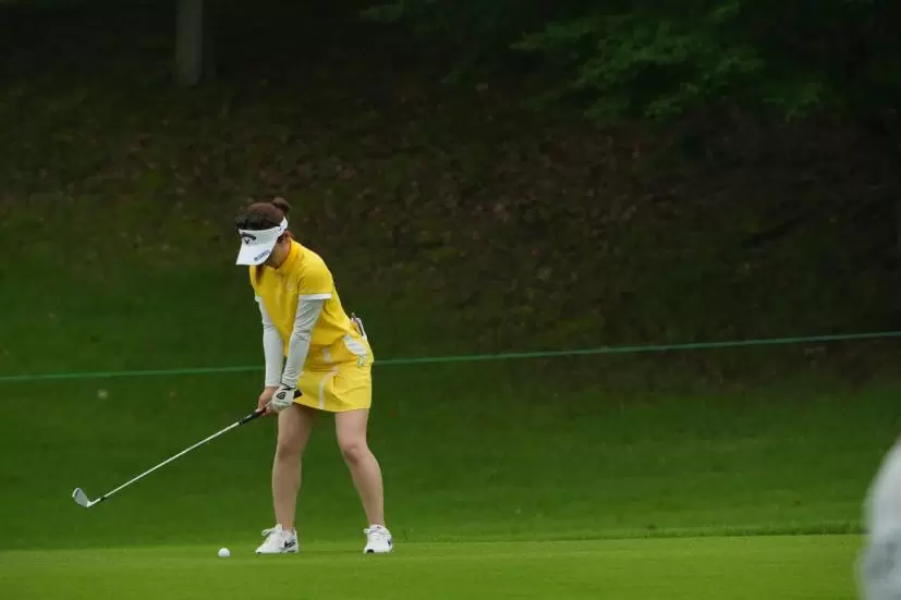 西村優菜のアイアンスイング（斜め前方）