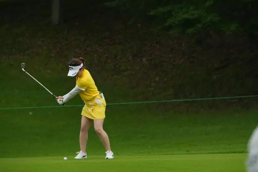 西村優菜のアイアンスイング（斜め前方）