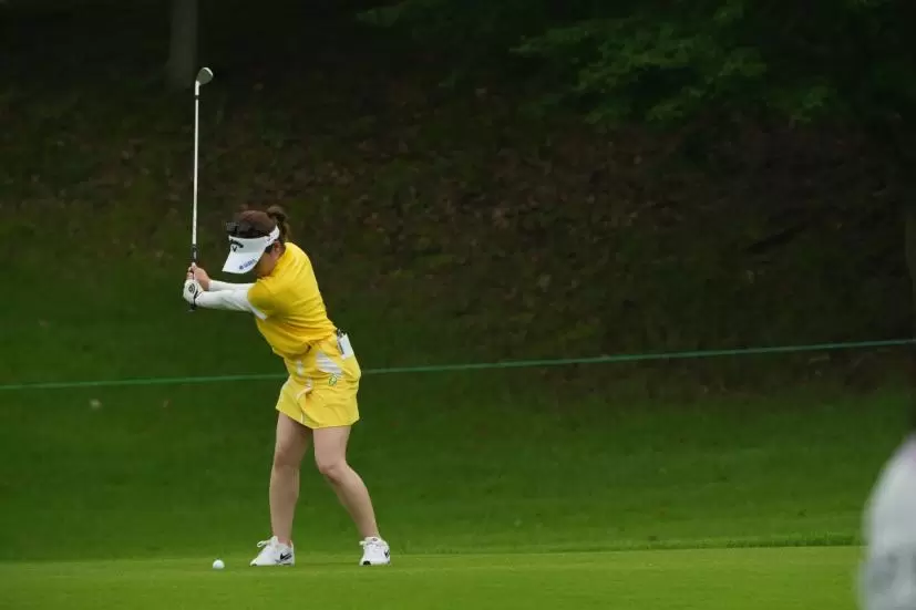 西村優菜のアイアンスイング（斜め前方）
