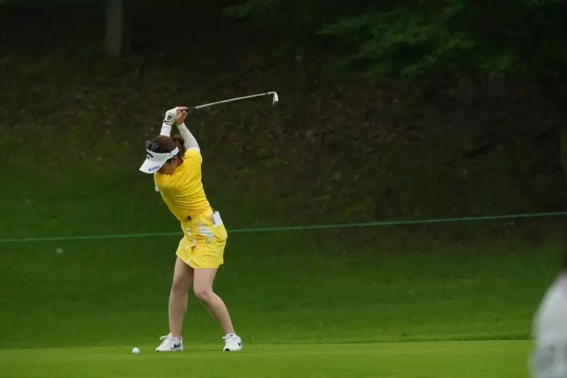 西村優菜のアイアンスイング（斜め前方）