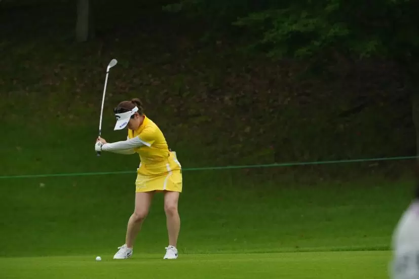 西村優菜のアイアンスイング（斜め前方）