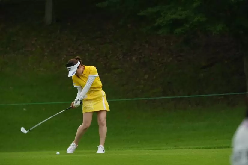 西村優菜のアイアンスイング（斜め前方）