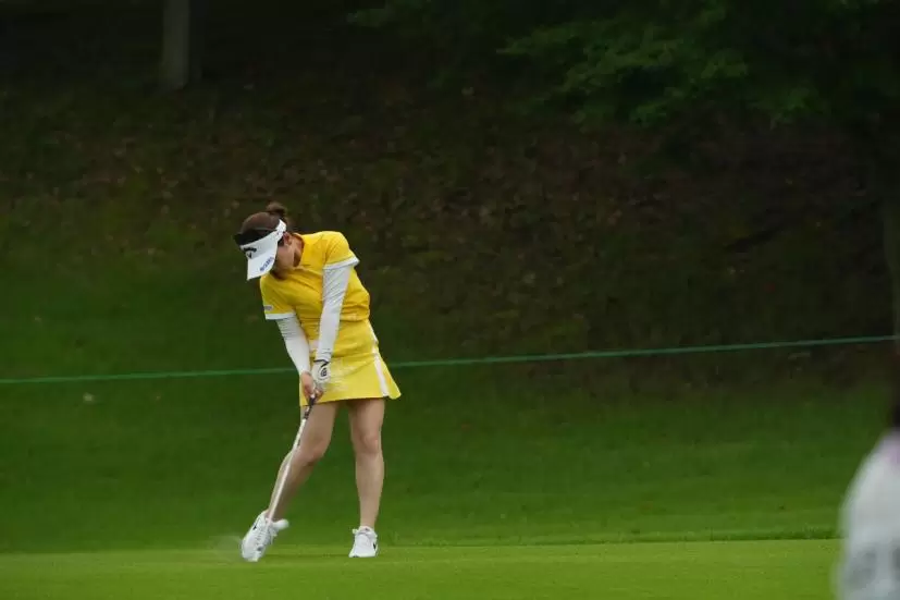 西村優菜のアイアンスイング（斜め前方）