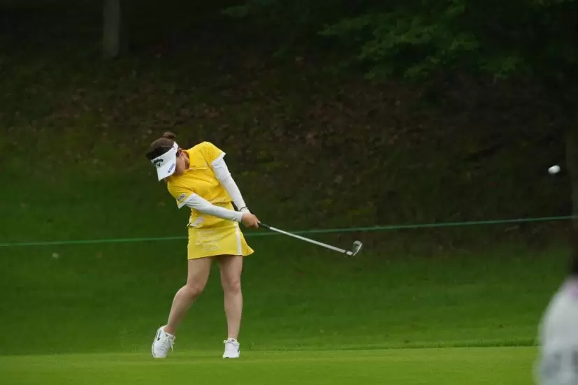 西村優菜のアイアンスイング（斜め前方）