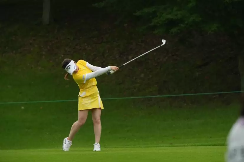 西村優菜のアイアンスイング（斜め前方）