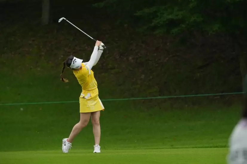 西村優菜のアイアンスイング（斜め前方）