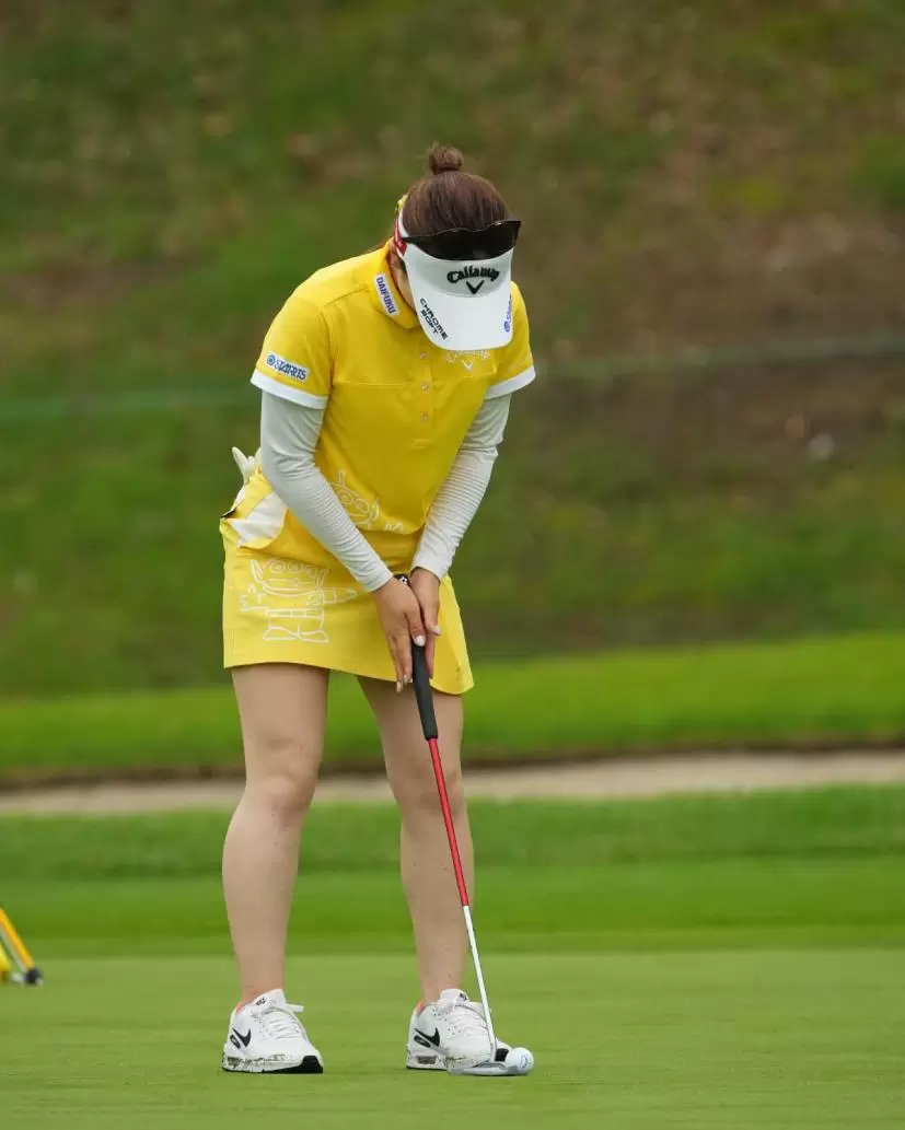 西村優菜のパッティングストローク（正面）