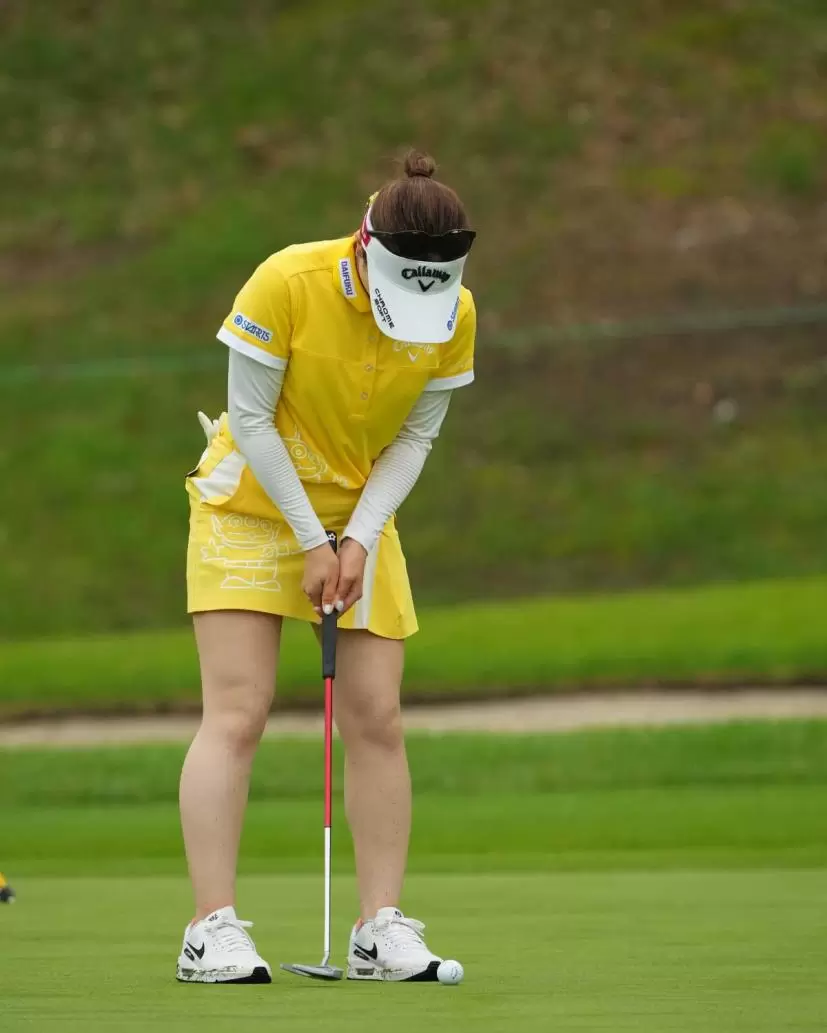 西村優菜のパッティングストローク（正面）