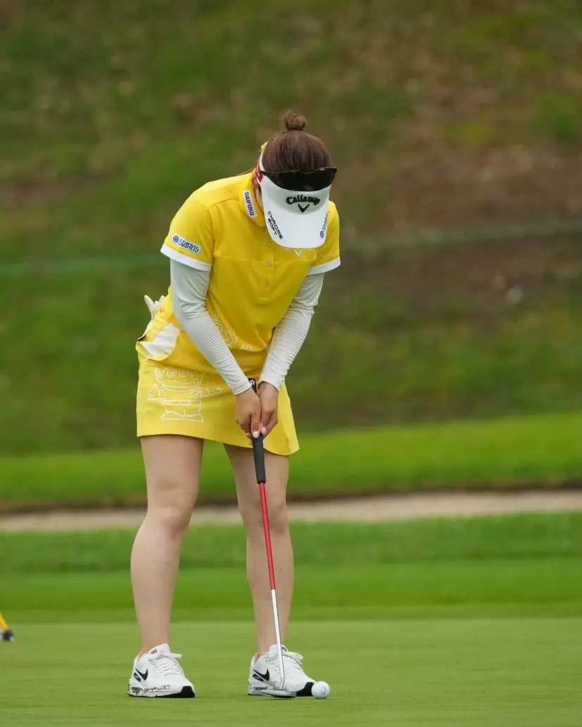 西村優菜のパッティングストローク（正面）