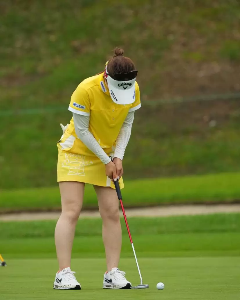 西村優菜のパッティングストローク（正面）