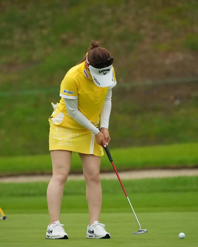 西村優菜のパッティングストローク（正面）