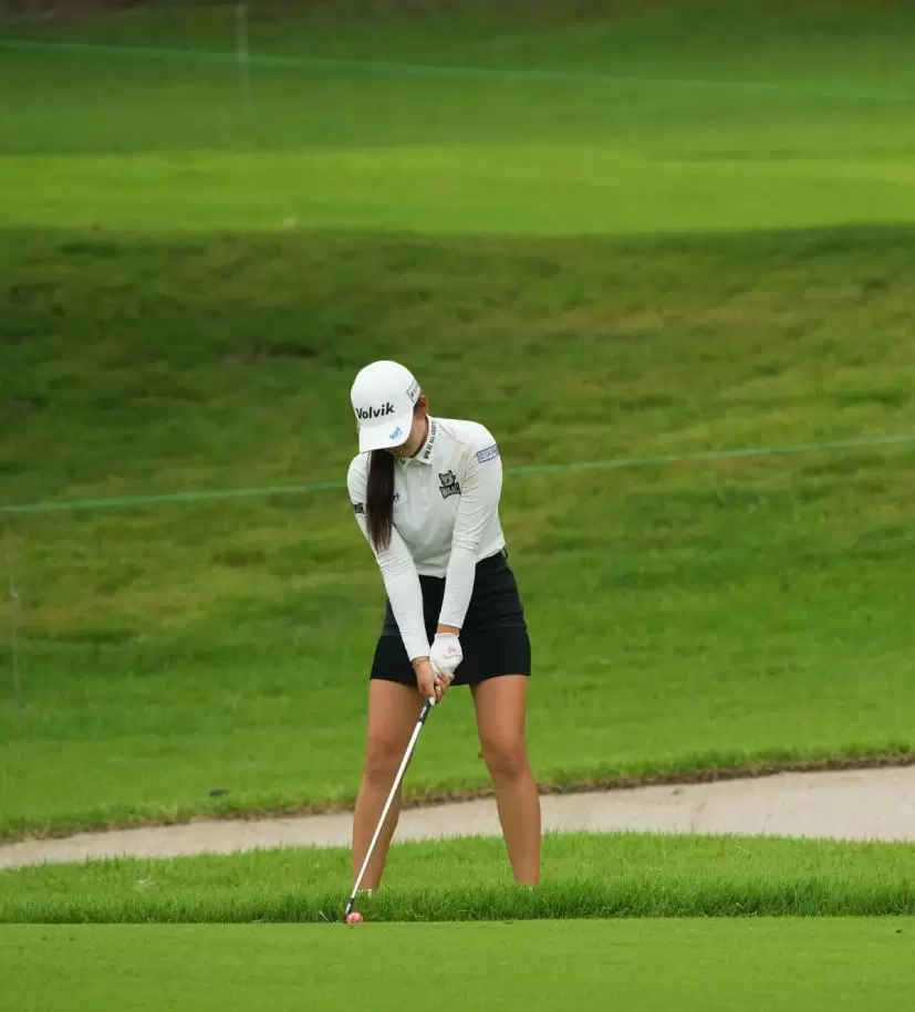 石井理緒のウェッジスイング（正面）