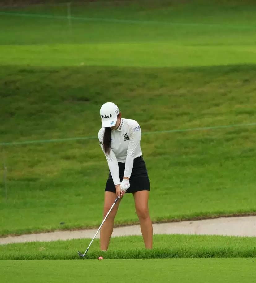 石井理緒のウェッジスイング（正面）