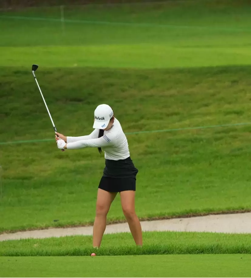 石井理緒のウェッジスイング（正面）