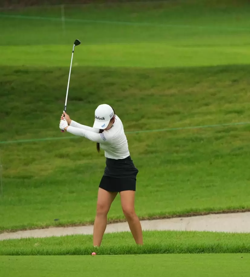 石井理緒のウェッジスイング（正面）