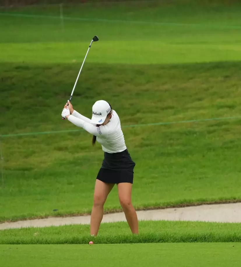 石井理緒のウェッジスイング（正面）