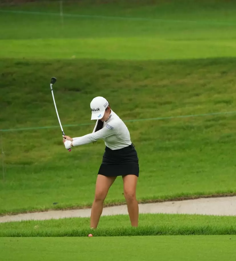 石井理緒のウェッジスイング（正面）