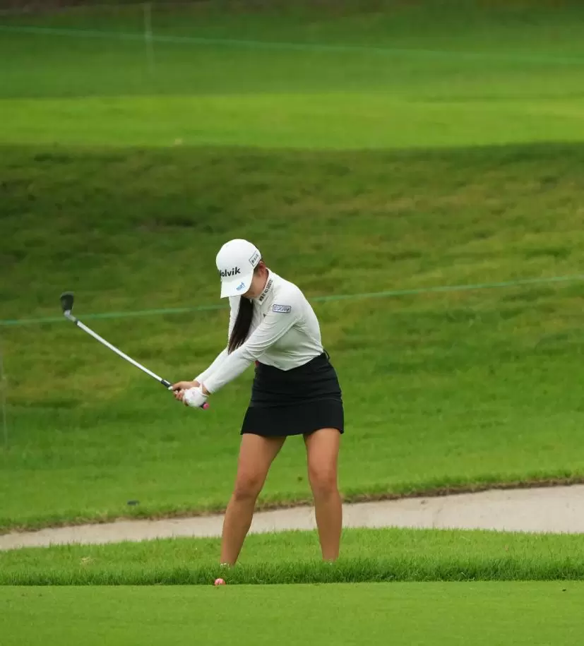 石井理緒のウェッジスイング（正面）