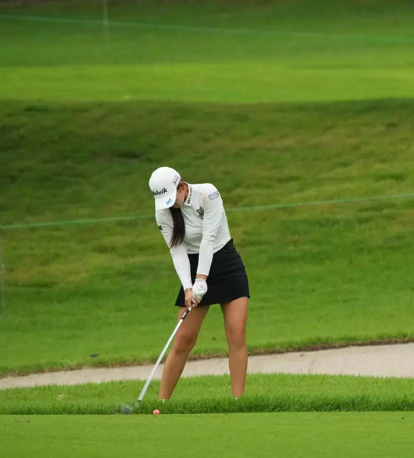 石井理緒のウェッジスイング（正面）