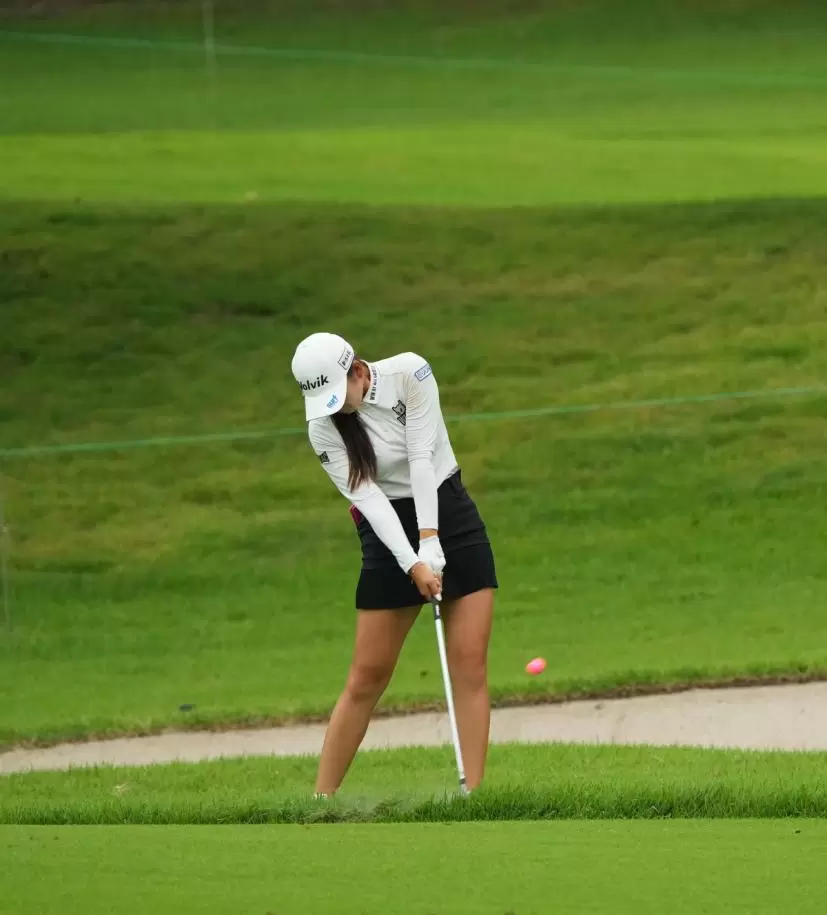 石井理緒のウェッジスイング（正面）