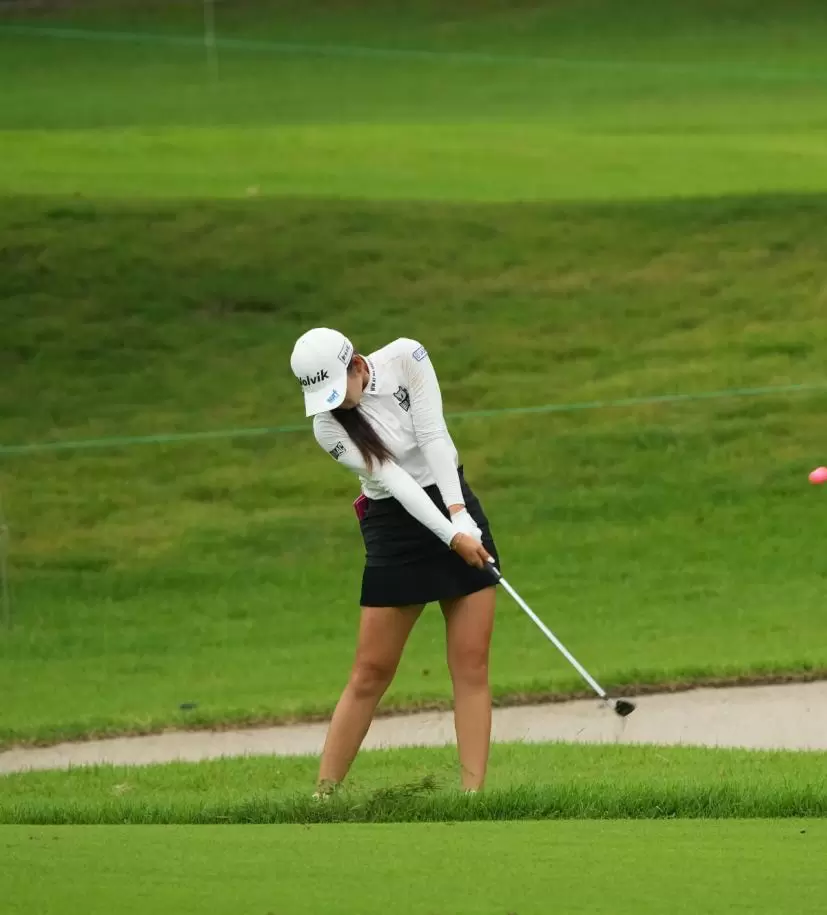 石井理緒のウェッジスイング（正面）