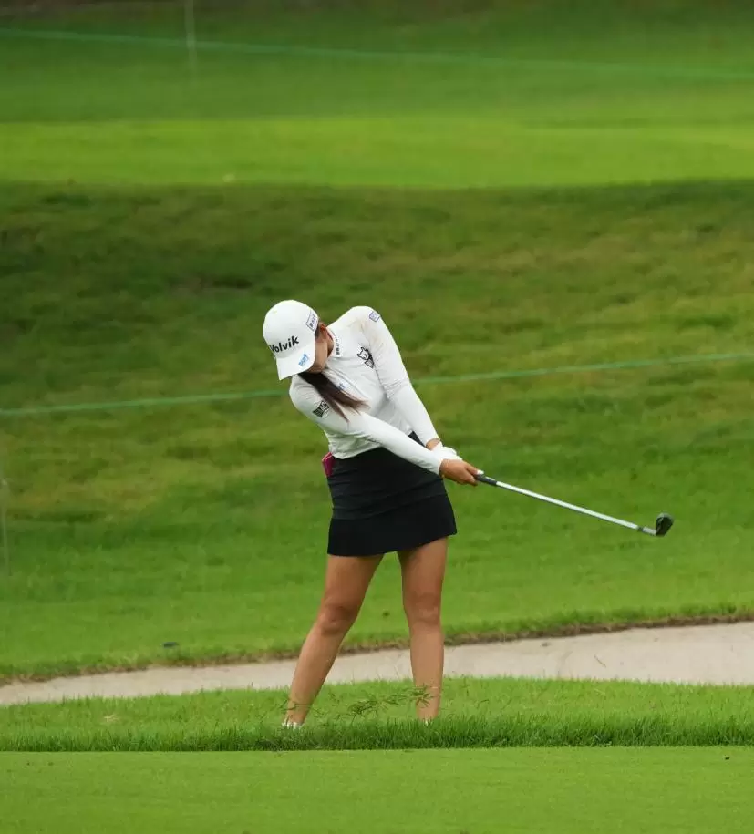 石井理緒のウェッジスイング（正面）