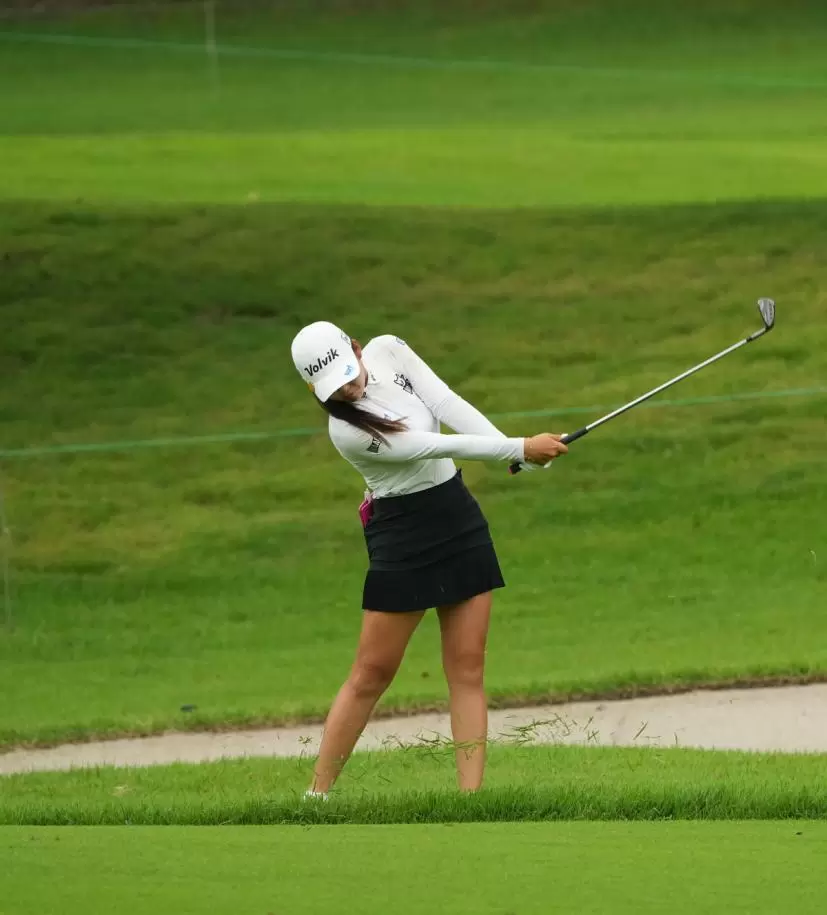 石井理緒のウェッジスイング（正面）