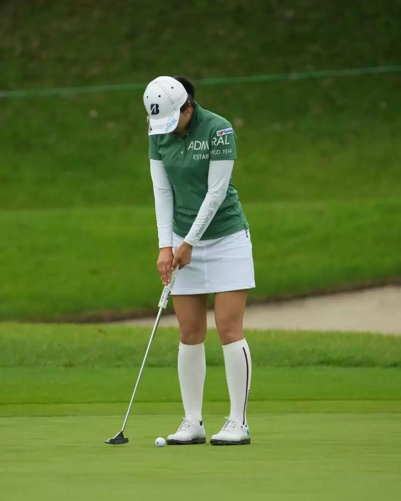 堀琴音のパッティングストローク（正面）