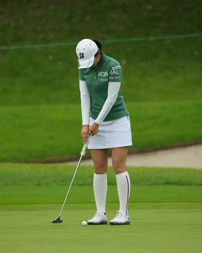 堀琴音のパッティングストローク（正面）