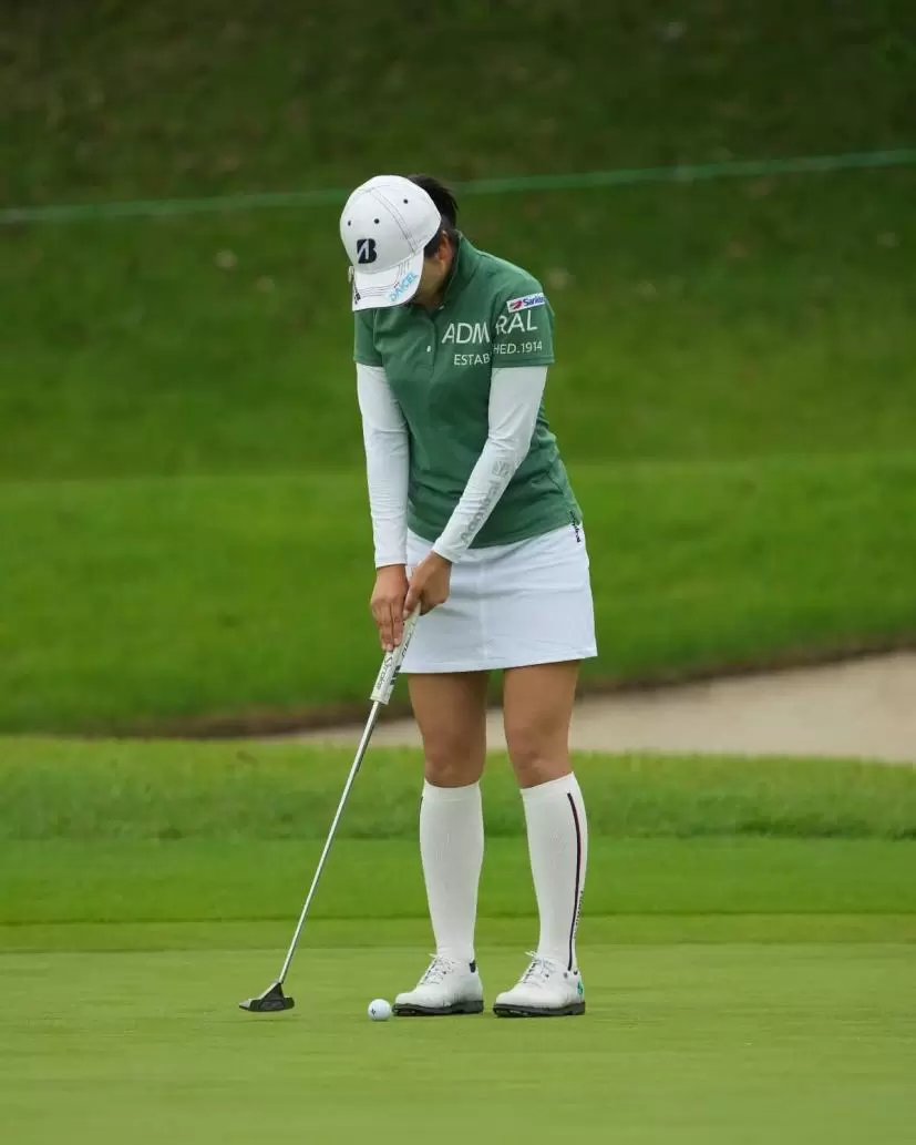 堀琴音のパッティングストローク（正面）