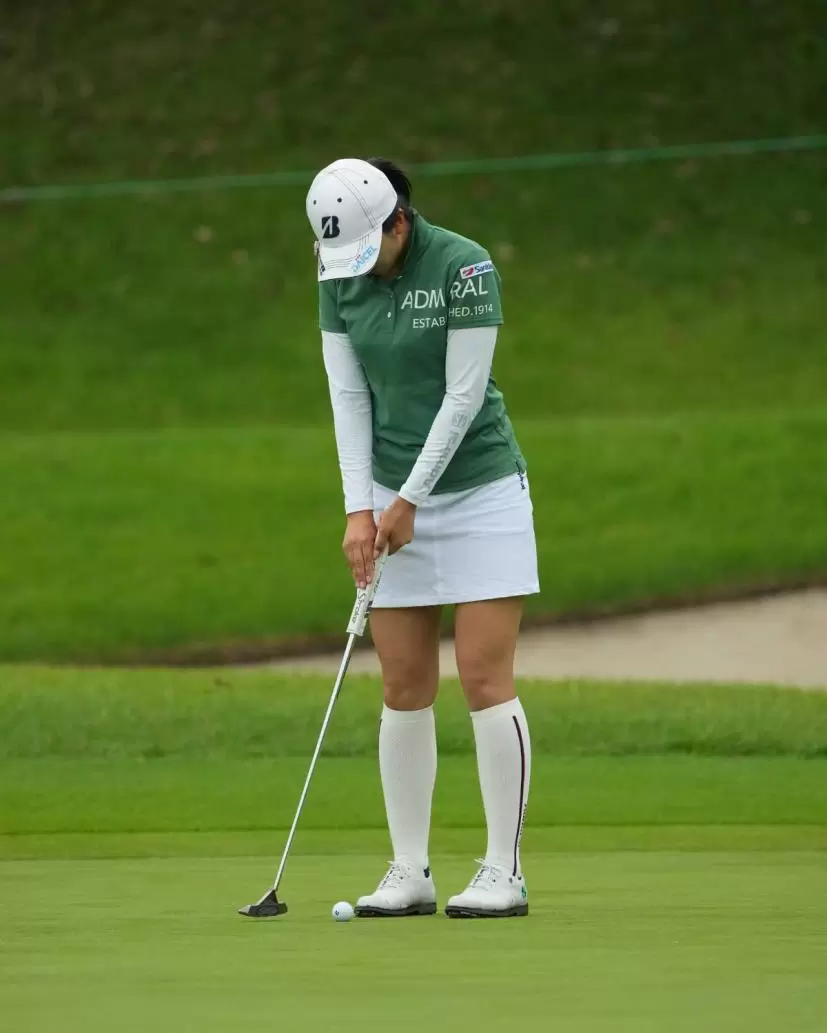 堀琴音のパッティングストローク（正面）