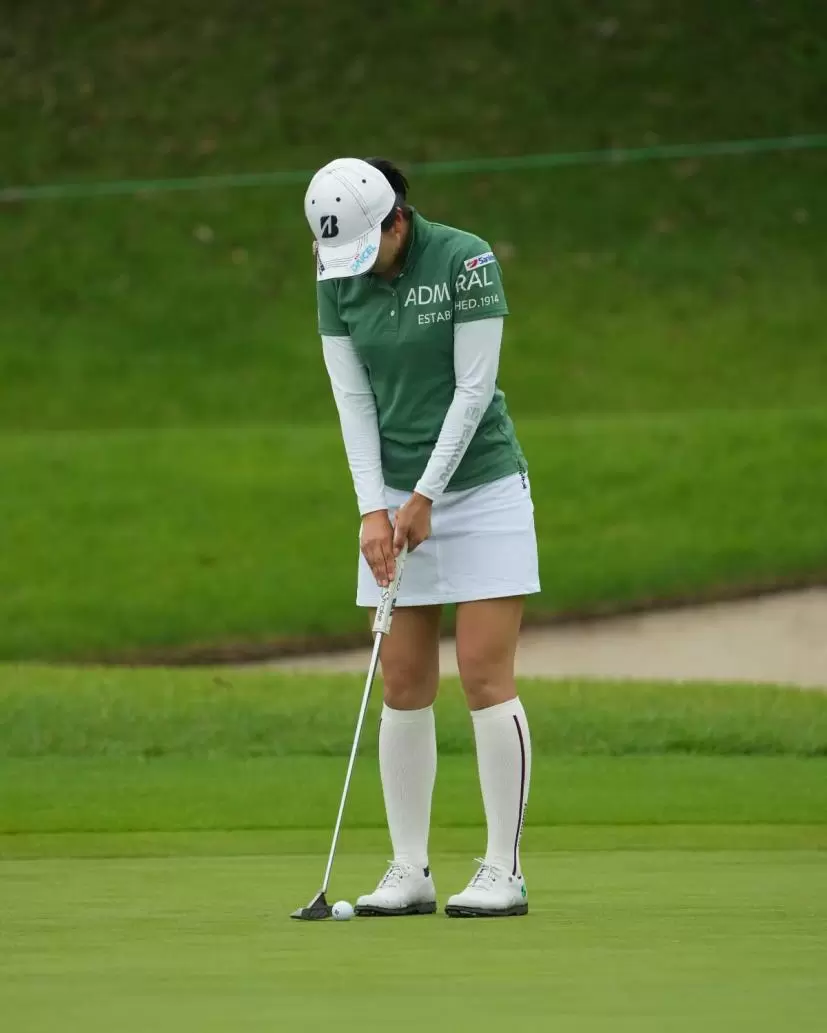 堀琴音のパッティングストローク（正面）