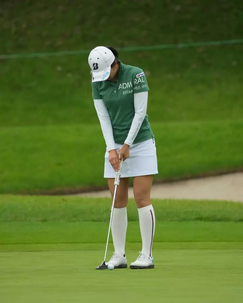 堀琴音のパッティングストローク（正面）