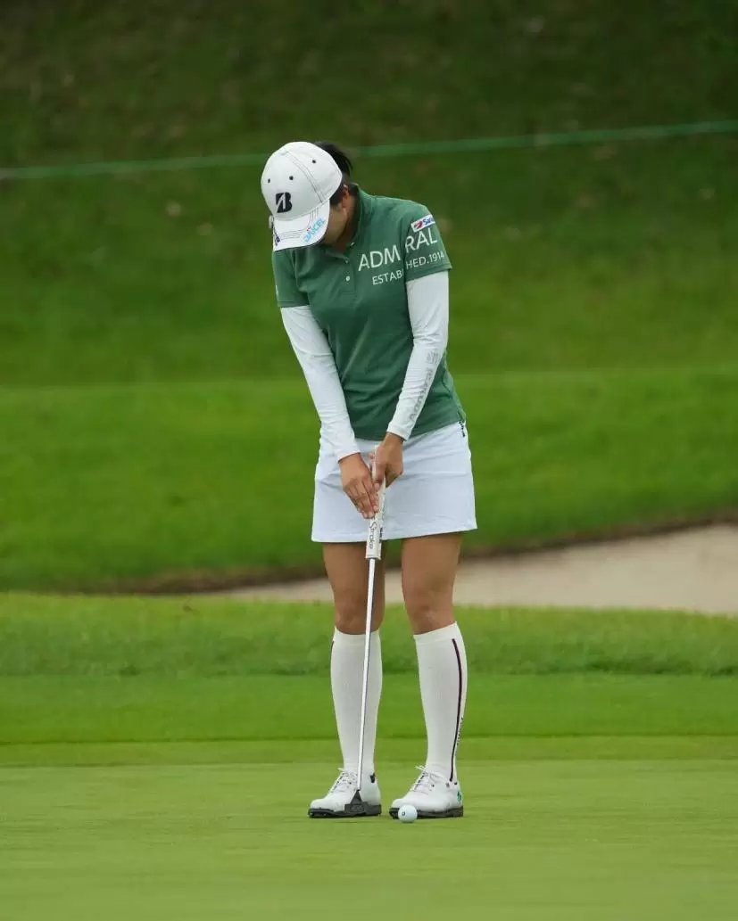 堀琴音のパッティングストローク（正面）