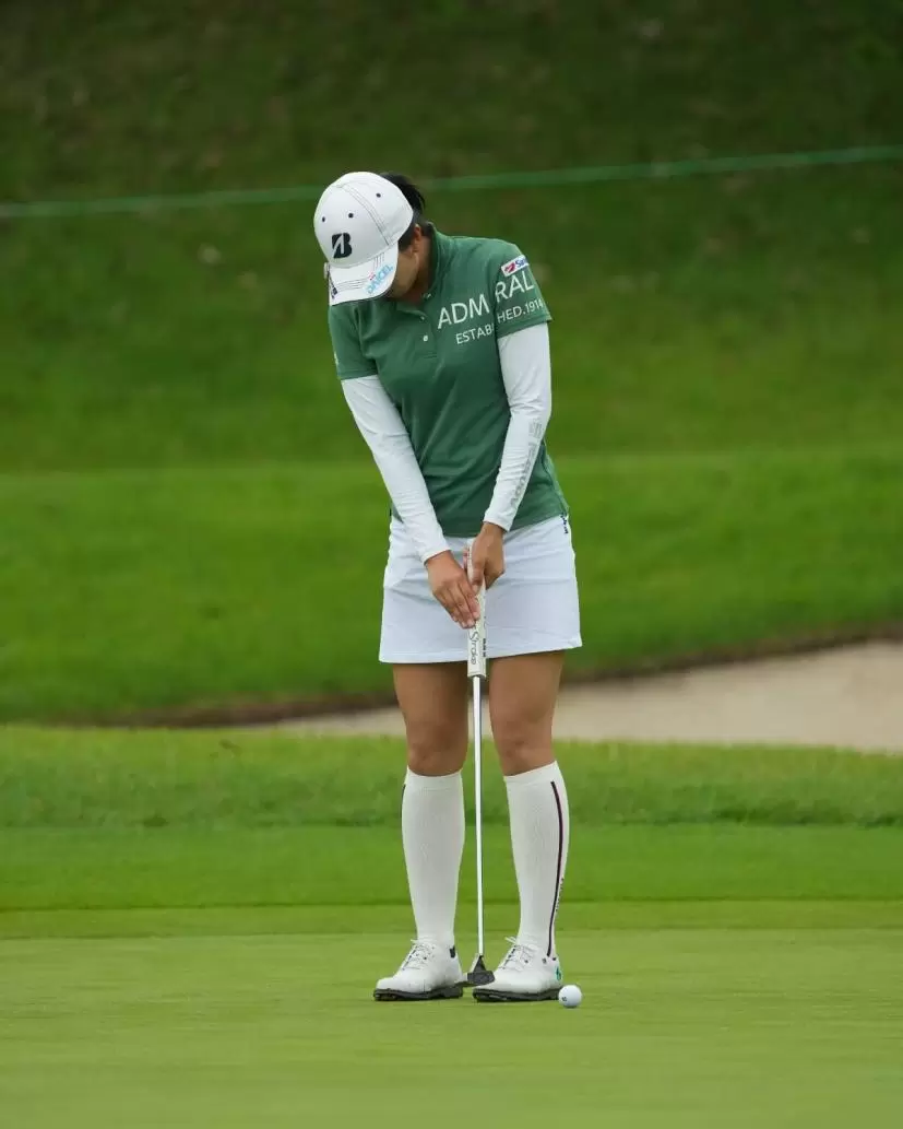 堀琴音のパッティングストローク（正面）