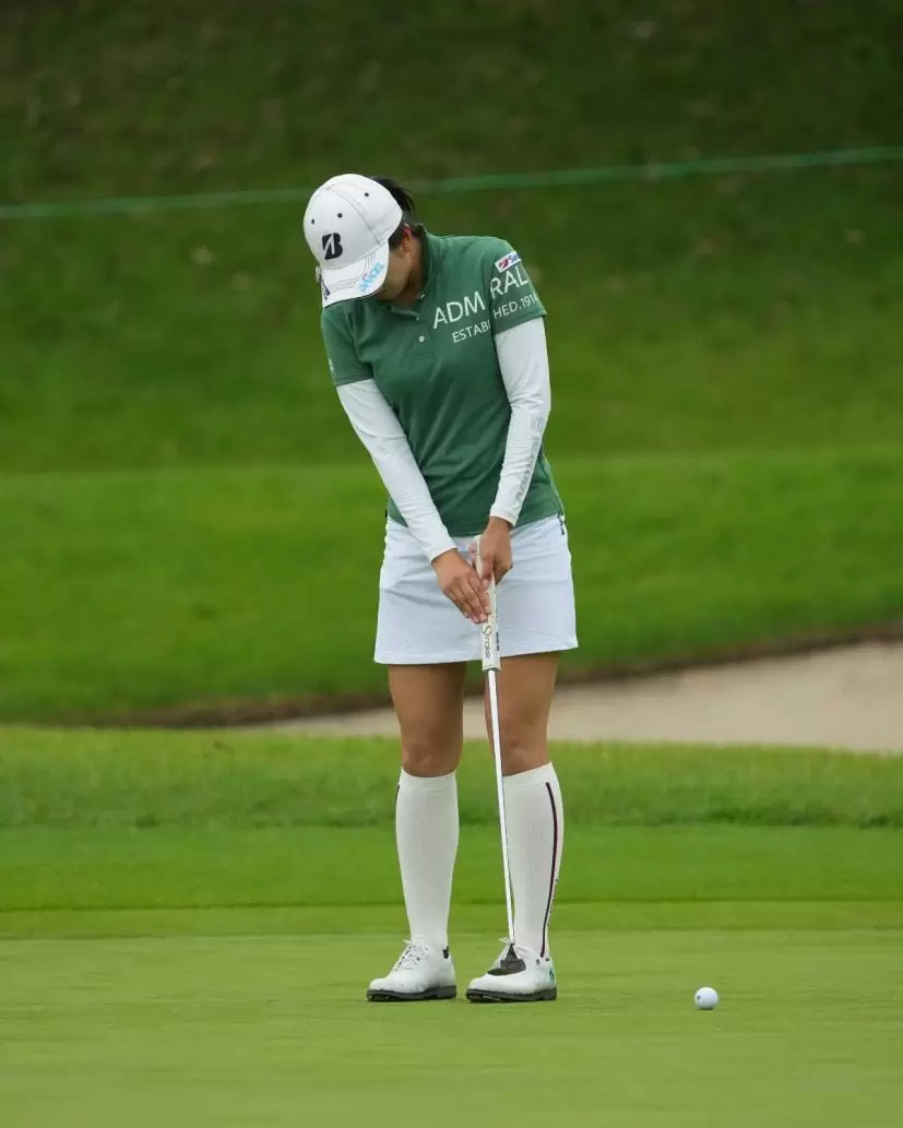 堀琴音のパッティングストローク（正面）