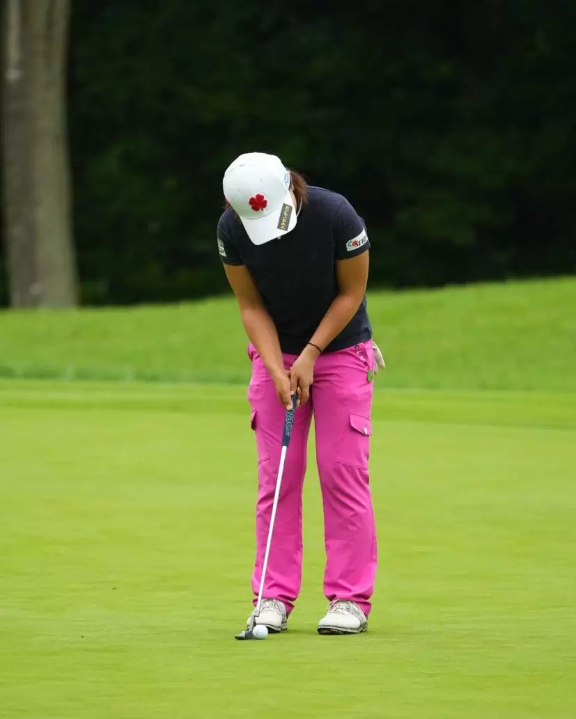 岩橋里衣のパッティングストローク（正面）