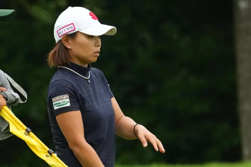 岩橋里衣のパッティングストローク（正面）