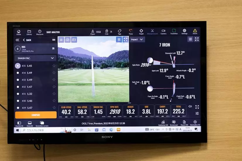 大蔵ゴルフスタジオではクラブをお渡しするときにトラックマンでデータをとる