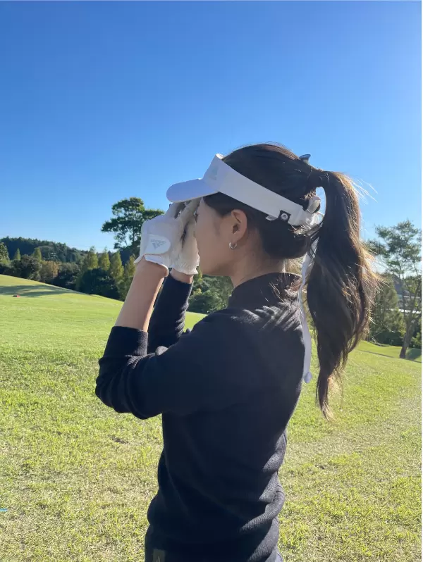 CaddyTalk CUBE真剣に距離を計測中。