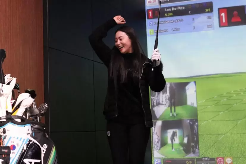 ナイスショットをして喜ぶ柏原明日架プロ