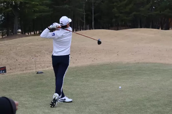 笹生プロとジュニアゴルファーのドラコン対決