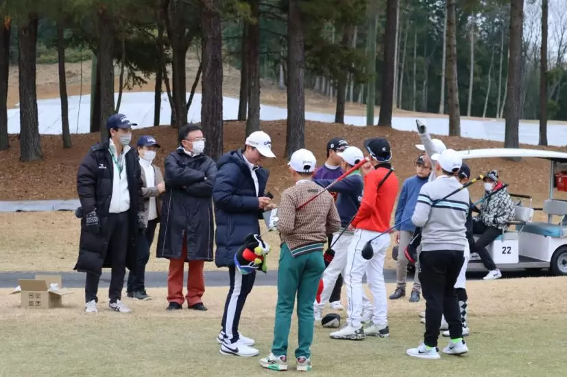 笹生プロとジュニアゴルファーのドラコン対決