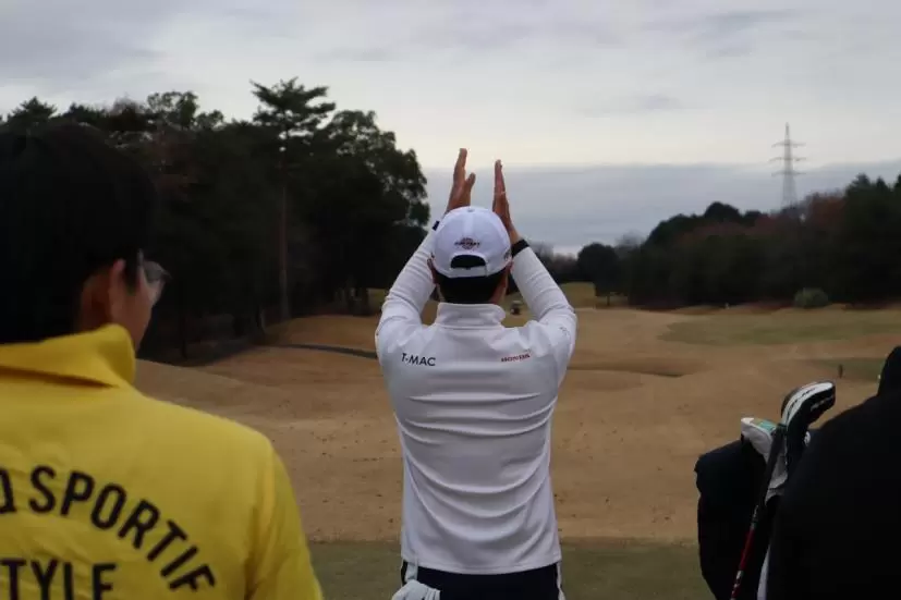 「（ドラコン対決に）勝ったー！」とセカンドから叫ぶジュニアに拍手を送る笹生プロ。