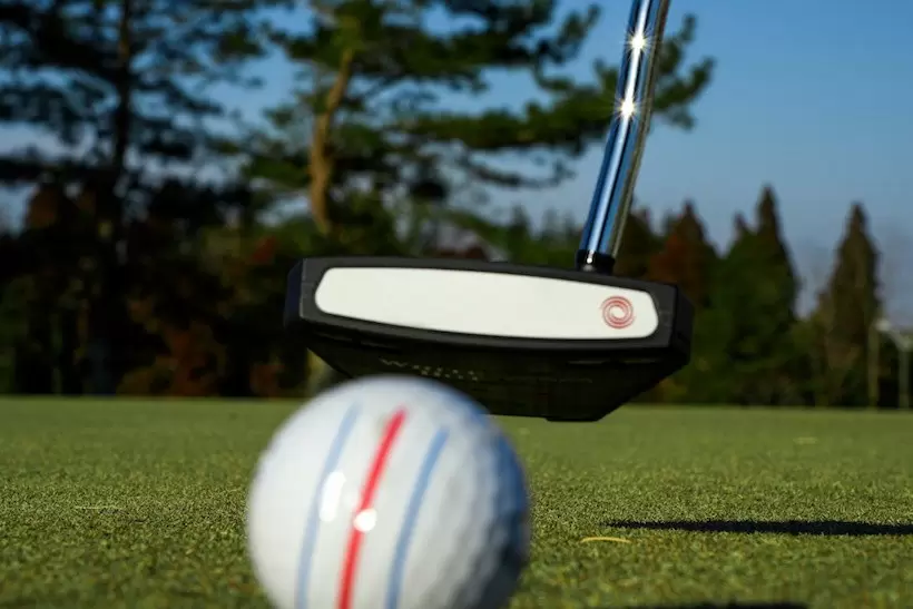 実は、約7割のゴルファーが真っすぐ構えることができていない！