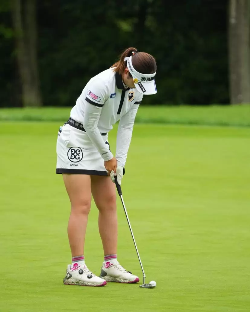 植竹希望のパッティングストローク（斜め後方）